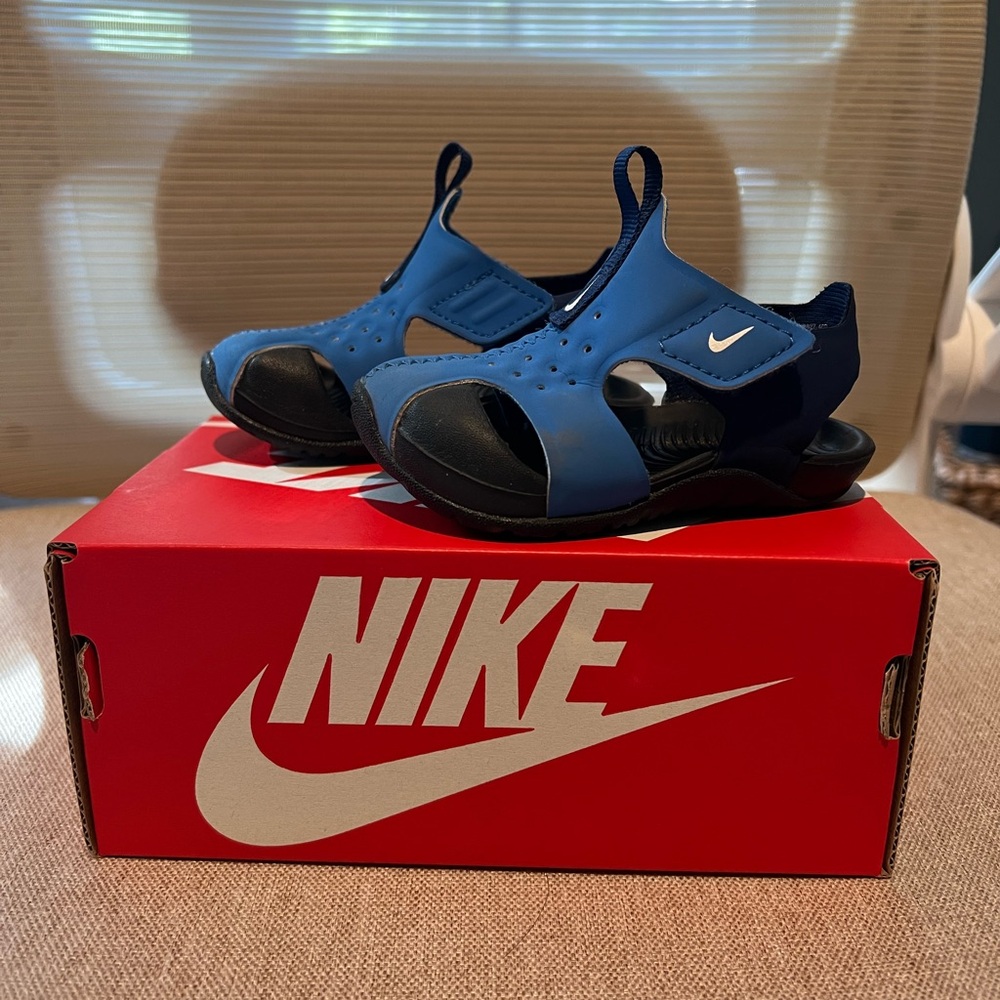 Nike “Sunray Protect 2” Black and Blue Sandals Velcro straps 4c EUC